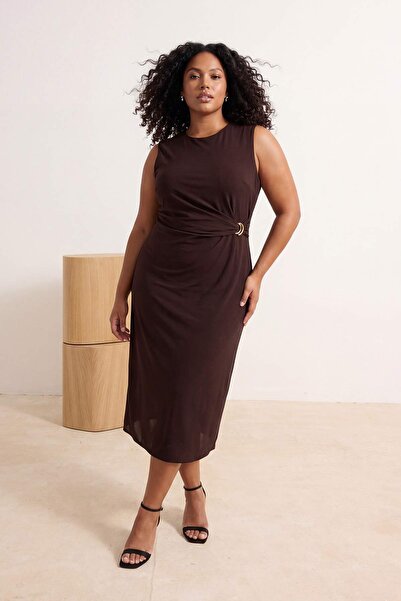 Trendyol Curve فستان بني فاينيك منسوج مقاس كبير TBBSS26AH00038