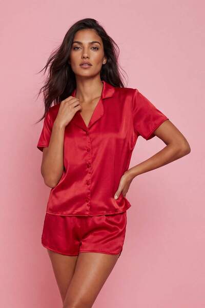 Trendyol Collection Weinrotes, gewebtes Pyjama-Set aus Satin mit Shorts THMSS...