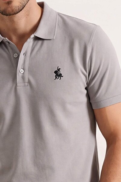 Trendyol Collection Graues, normal/leger geschnittenes T-Shirt mit Pferde-Sti...