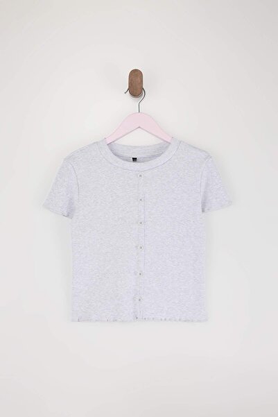 TRENDYOLKIDS Γκρι πλεκτό μπλουζάκι για κορίτσια με πλέξη ριμπ κουμπιά TKDSS26...