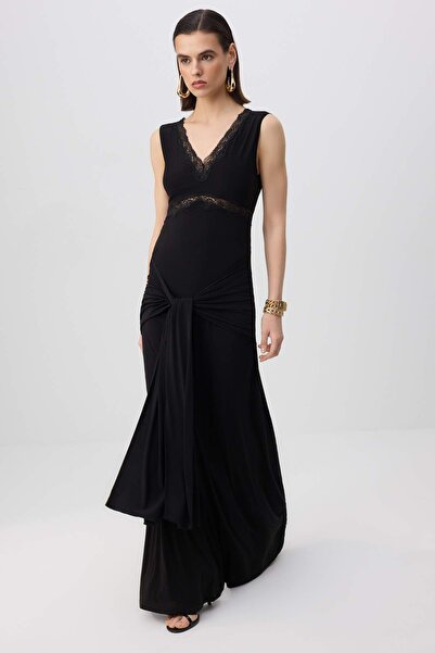 ترينديول كوليكشن فستان سهرة طويل وفستان تخرج أسود بفتحة رقبة على شكل حرف V وت...