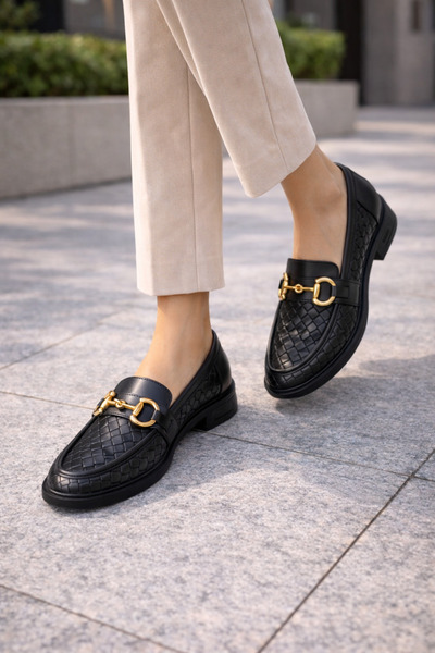 Noliva حذاء لوفر نسائي منسوج بنمط ذهبي ومشبك سلسلة ذهبية ونعل سميك