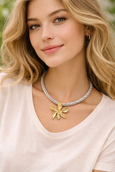 Bermecy كاترا |   قلادة من القش بتصميم أنيق وتفاصيل زهرية