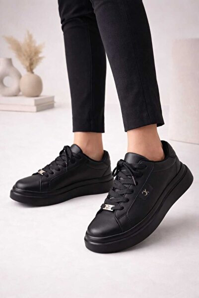 Melinta Shoes حذاء رياضي ميلينتا مسطح باللون الأسود مع فتحات جانبية
