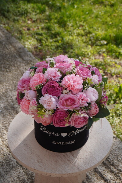 FilizKonuk Siyah Kadife Kutuda Pembe Yapay Gül Aranjmanı Zarif ve Kalıcı Hedi...