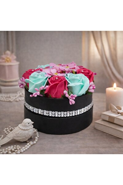 velve Aranjament floral Sisens, in cutie neagra cu strasuri, trandafiri si ho...