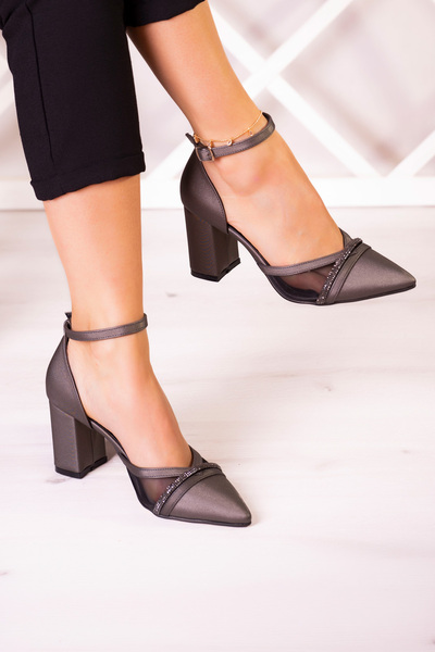 Erkan Saçmacı Molly Antracit Satin Vârf ascuțit Stone Mesh Toc gros Rochie de...