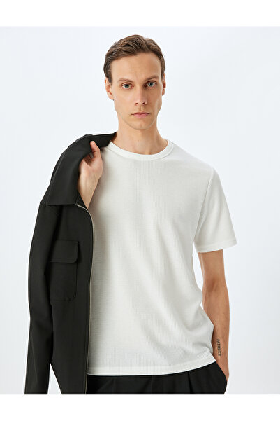 Koton Ανδρικό μπλουζάκι με κοντό μανίκι με λεπτομέρεια βάφλα με υφή λευκό 5SA...