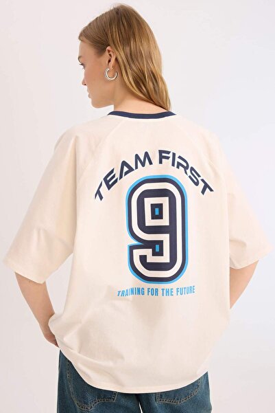 DeFacto oversized Φαρδιά μπλούζα με λαιμόκοψη V και κοντό μανίκι με τύπωμα E4...