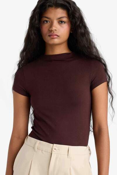 DeFacto Slim Fit Halb geschnittener Rollkragen Soft Touch Kurzarm-T-Shirt E59...