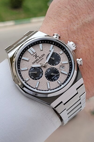 Daniel Klein ساعة يد رجالية بقرص بني وحزام رمادي اللون قابل للتعديل مقاس 43 ملم