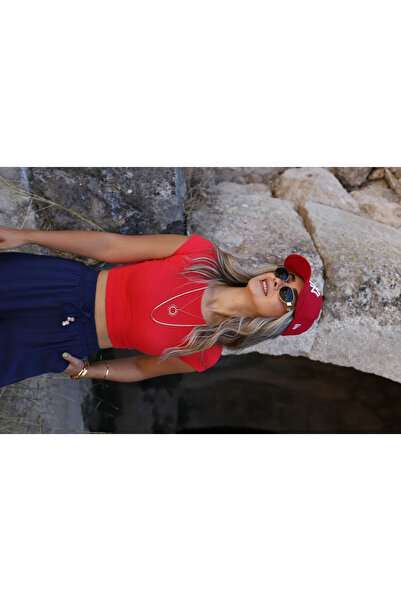 bytugcekaya بلوزة قصيرة أساسية باللون الأحمر