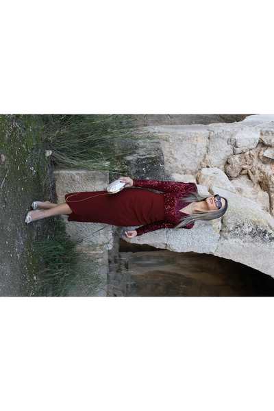 bytugcekaya فستان بوردو مطرز بالترتر بأزرار على الجهتين