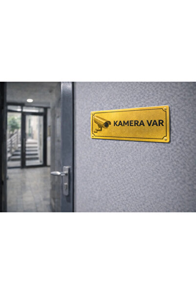 Outdoor One لافتة باب معدنية ذهبية مع عبارة 'هناك كاميرا' 7×20 سم – مدخل الشق...