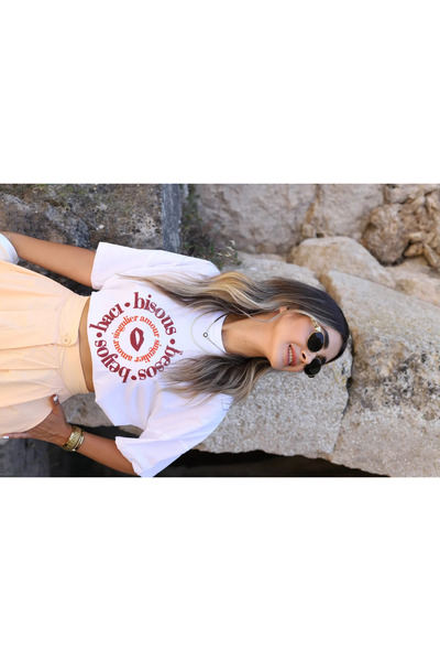 bytugcekaya تيشيرت أبيض بحجم قياسي مع حروف منقوشة