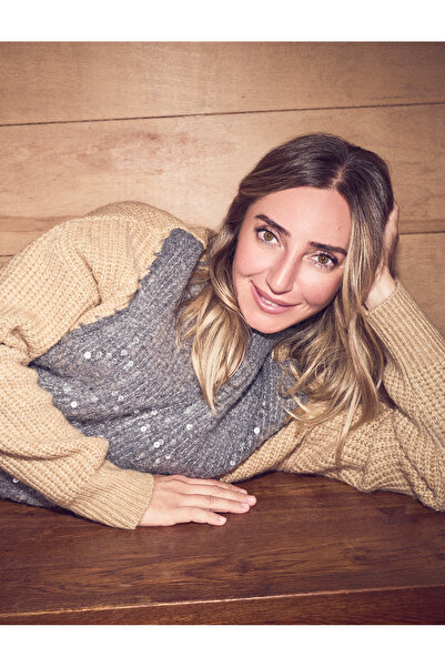 Koton X Şahika Ercümen - سترة محبوكة بأكمام طويلة وياقة واقفة ومزينة بالترتر