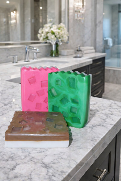 Tomris Hatun مجموعة من 3 صابونات آيسد لاتيه، آيسد ماتشا لاتيه، آيسد فراولة لا...