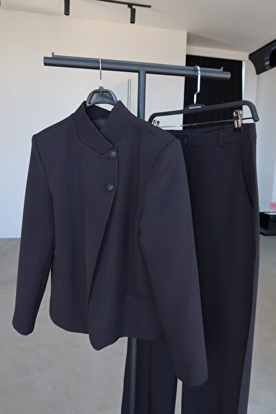 Özge Özgenç Two-Button Jacket and Trousers Set
