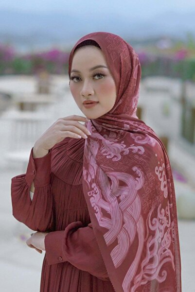 Buttonscarves شال من الساتان المموج - لون مارون