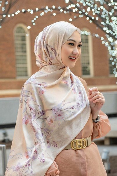 Buttonscarves Nada 2 Saten Shawl - Viola