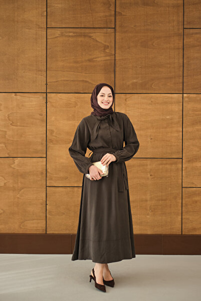 LOCCO وشاح نسائي تفاصيل على الياقة فستان مضلع قماش مودال باللون البني