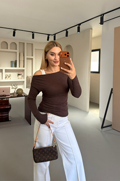 Sezgi Tekin طقم بلوزة بياقة كاياك بلون بني ممزوج