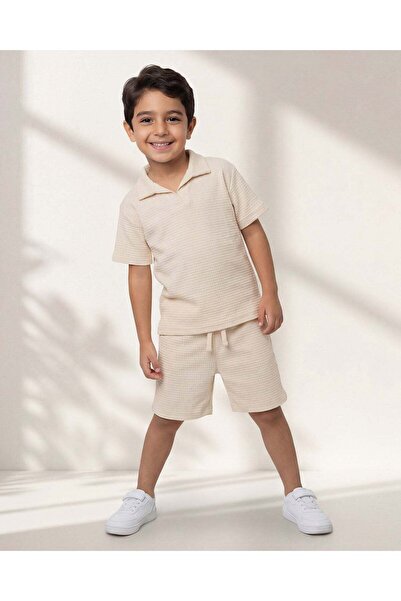 REDTAG طقم قميص بولو بياقة مفتوحة وشورت للأولاد، لون عاجي.