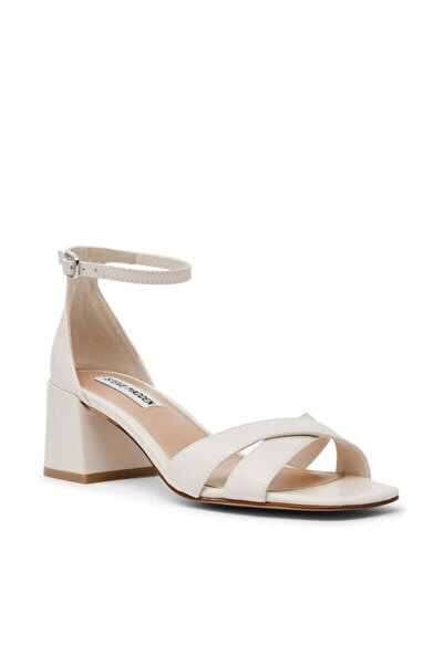Steve Madden صندل فيرجي الأبيض ذو الكعب المتوسط