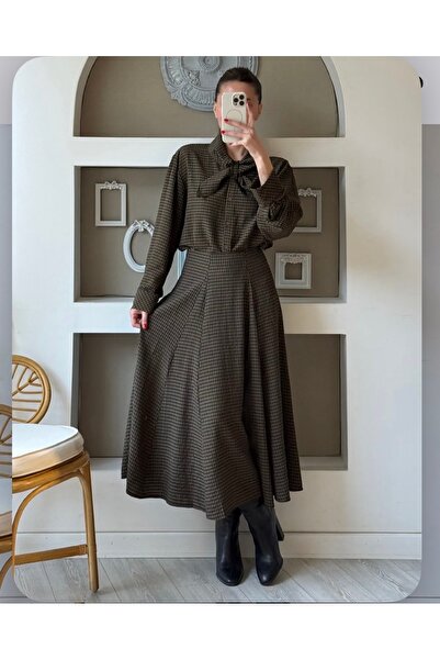 Butik fular detaylı etekli takım.Rahat kumaşı kalıbı ile spor şık bir yakım