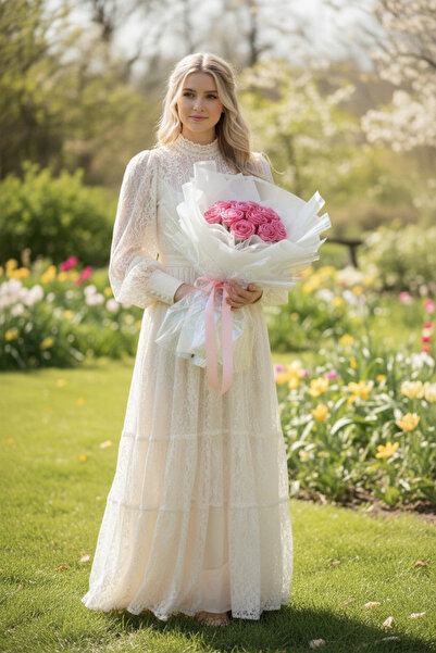 REİNA Pembe gül buketi 10 adet gül bulunmaktadır. Kurdele ile yapılmıştır.