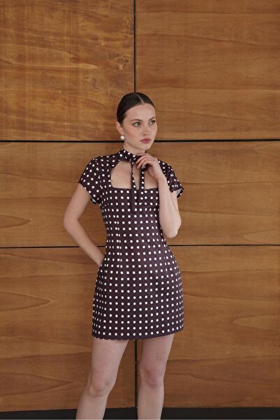 MareandCo Puantiye Desen Boğazdan Bağlama Detaylı Mini Elbise- Kahverengi