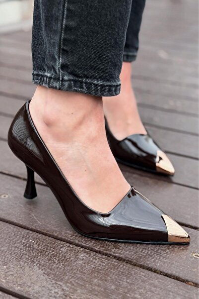 I Love Shoes حذاء نوكترا ستيليتو من الجلد اللامع باللون البني الفاتح