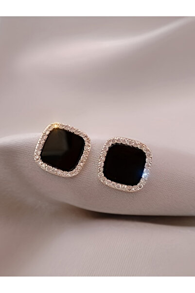 Take Two By Styli أقراط مربعة من الراتنج مرصعة بأحجار الراين