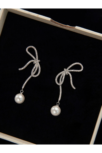 Take Two By Styli أقراط مزينة بفيونكة من اللؤلؤ الصناعي