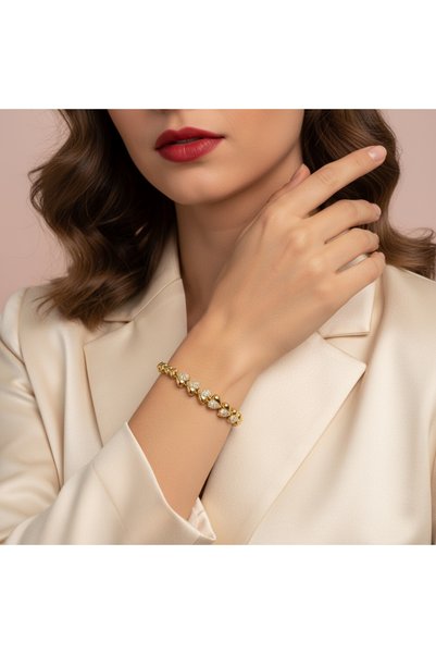 AlminaMia سوار على شكل قلب مرصع بالزركونيا المكعبة مرصّع بالأحجار مطلي باللون الذهبي هدية سوار