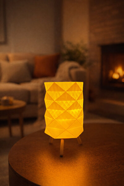 nk3d Geometrik Tripod Masa Lambası – Modern Dekoratif Abajur