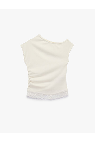 Koton Dantel Detaylı Kısa Kollu Asimetrik Yaka Drapeli Omzu Açık Tişört