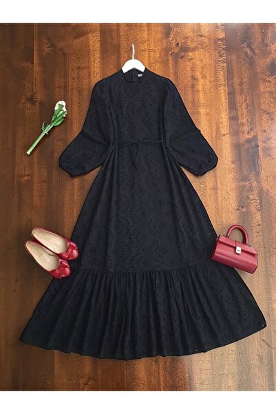 ŞAHİN TESETTÜR GİYİM HAKİM YAKA ALTI FIRFIRLI ASTARLI BRODE ELBİSE 2420