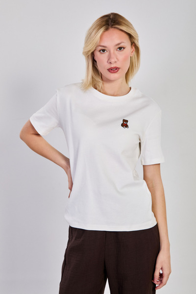 BARRELS AND OIL Дамска тениска с велосипедна яка и бродерия на гърдите - екрю