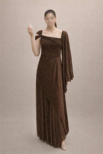 TOP BERLANTY A pleated evening dress with an off-the-shoulder design – a glam...