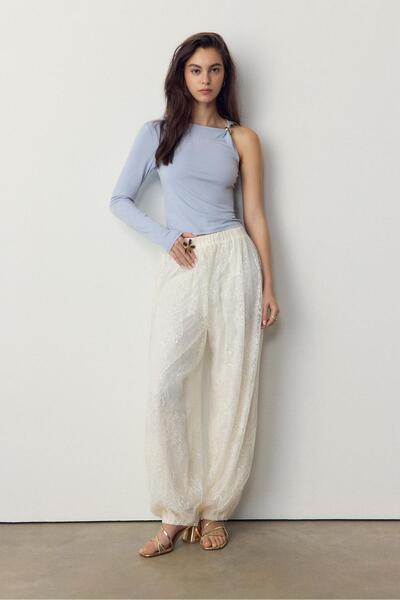 Stradivarius Asimetrik metal tokalı t-shirt