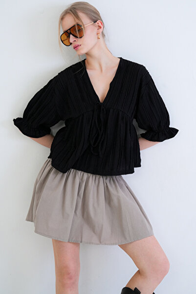 Trend Alaçatı Stili Siyah V Yaka Truvakar Kol Lastikli Fırfır Kumaş Bluz