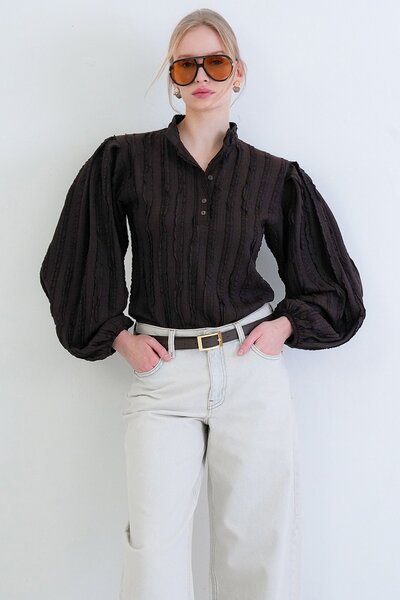 Trend Alaçatı Stili Γυναικεία μπλούζα πουκάμισο από ύφασμα με βολάν, με κουμπ...