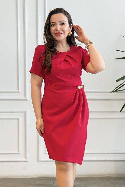 yb yağmur butik Κοντομάνικο φόρεμα Beli Με μεταλλικό αξεσουάρ