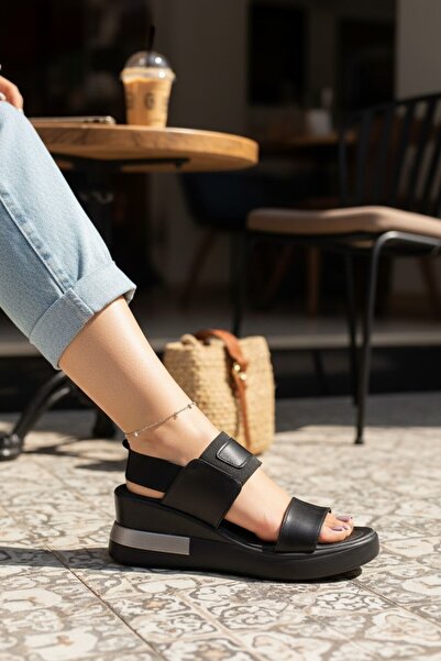 enoch حزام خلفي مطاطي واسع النطاق للنساء مع تفاصيل معدنية ونعل مبطن صندل