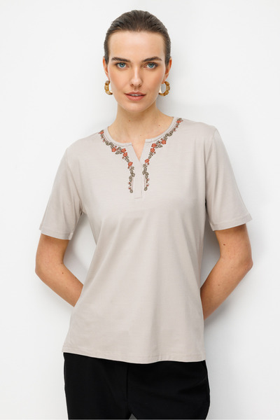 Desen Triko Γυναικείο μπλουζάκι με ανοιχτό γιακά, κέντημα λουλουδιών, χτενισμ...