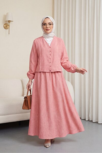 HİJABAYA Λεπτομέρεια με πιέτες με λαιμόκοψη V και κουμπιά στο μπροστινό μέρος...