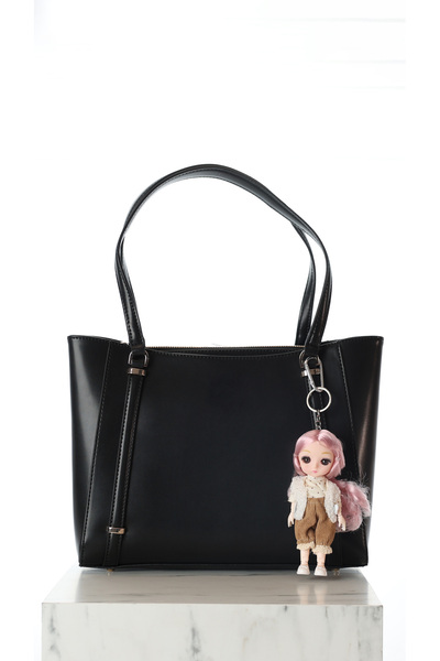 E MODA Păpușă Charm cu păr roz într-o îmbrăcăminte maro