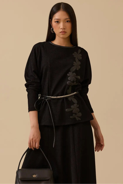 SEÇİL Жіноча блузка зі штучної шкіри з вишивкою та поясом - чорна