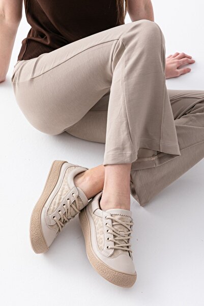 Golder حذاء رياضي مريح برباط حذاء رياضي باللون البيج للنساء